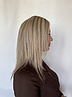 Перука натуральна блонд із затемненим корінням, пряме рівне волосся із сіткою на маківці без чубчика, фото 5