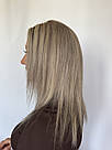 Перука натуральна блонд із затемненим корінням, пряме рівне волосся із сіткою на маківці без чубчика, фото 7