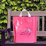 Рожевий брендований пакет розміром 30×30 см з білою ручкою петля Навантаження до 4 кг Щільність 60 мкм, фото 3