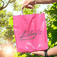 Рожевий брендований пакет розміром 30×30 см з білою ручкою петля Навантаження до 4 кг Щільність 60 мкм, фото 5