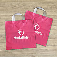 Рожевий брендований пакет розміром 30×30 см з білою ручкою петля Навантаження до 4 кг Щільність 60 мкм, фото 7