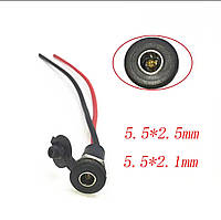 DC-роз'єм типу "barrel" (бочка) розміром 2.1/2.5 мм з внутрішнім гвинтовим кріпленням та захисним ковпачком