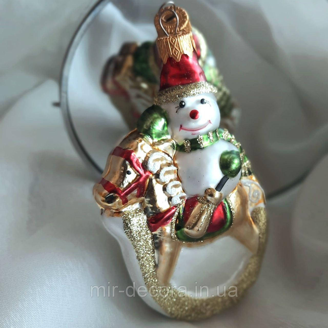 Сувенір новорічна іграшка зі скла, подарунок "Сніговик на конику", фото 1