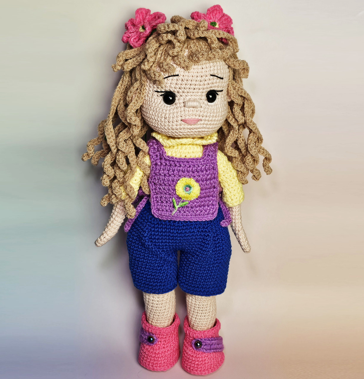 Сувенірна лялька Дівчинка в синіх шортах, фото 1