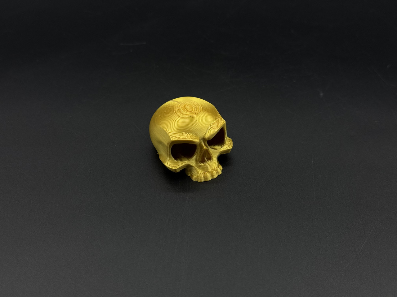 Брелок-підвіска для ключів сумки рюкзака 3D Череп золотий. 40х32х23мм, фото 1