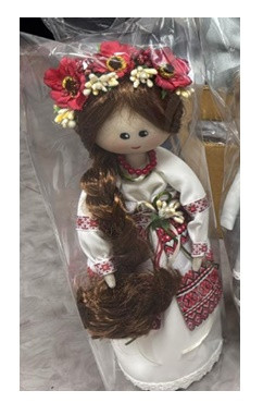 Лялька з темн.волос. заплет.коса з віноч.з мак., в нац.кост.37см