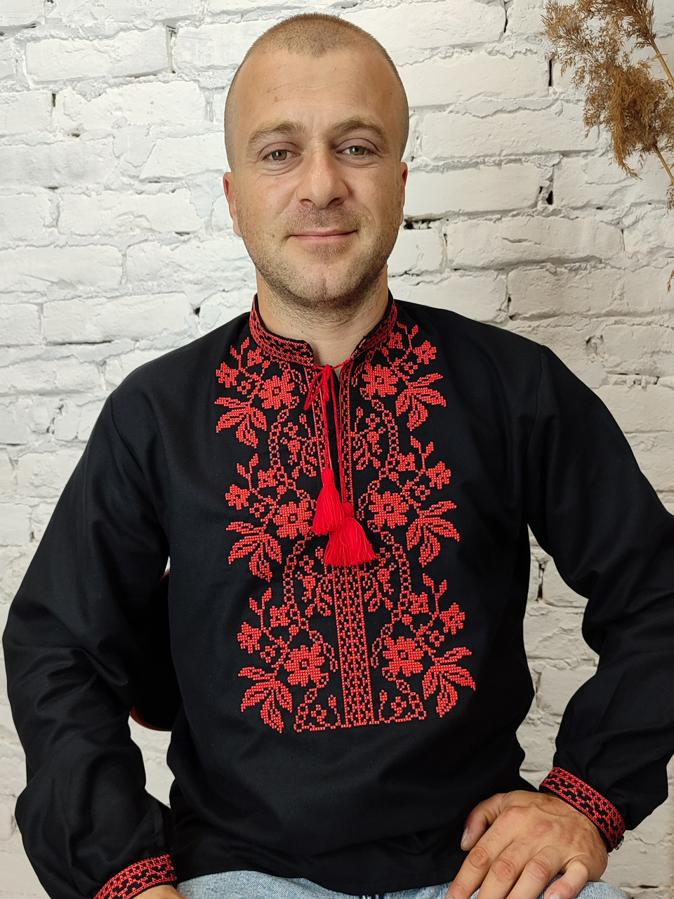 Чорна чоловіча вишиванка із домотканого полотна