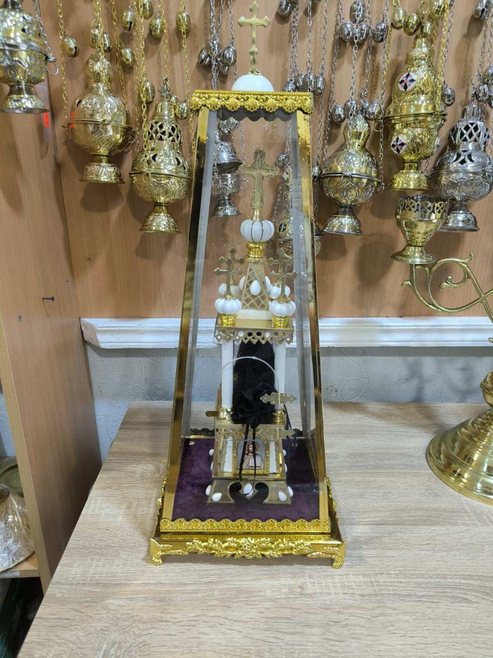 Дарохранительниця латунна лакова з ковпаком, висота 56 см