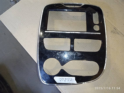 Декоративна панель Renault Clio IV 682600809R 682606428R 000071277 Дефект обліз хром