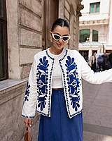 Белый пиджак с длинным рукавом и акцентной синей вышивкой