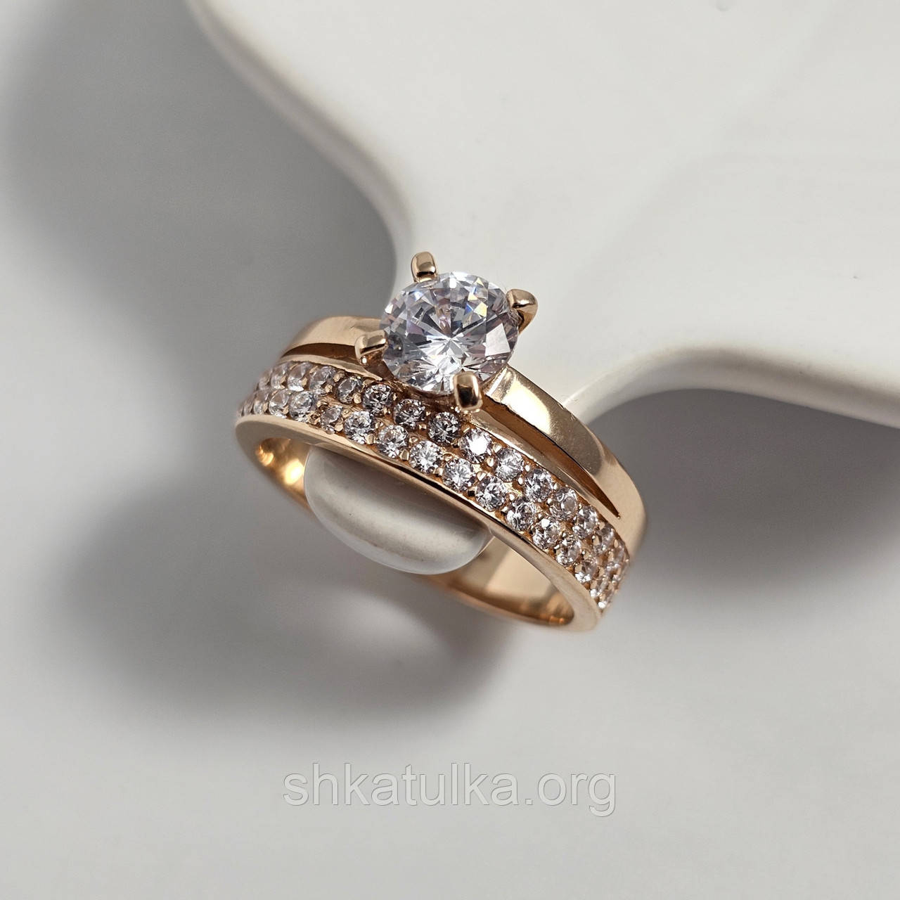 Каблучка із золота подвійна з білими круглими фіанітами 17.5