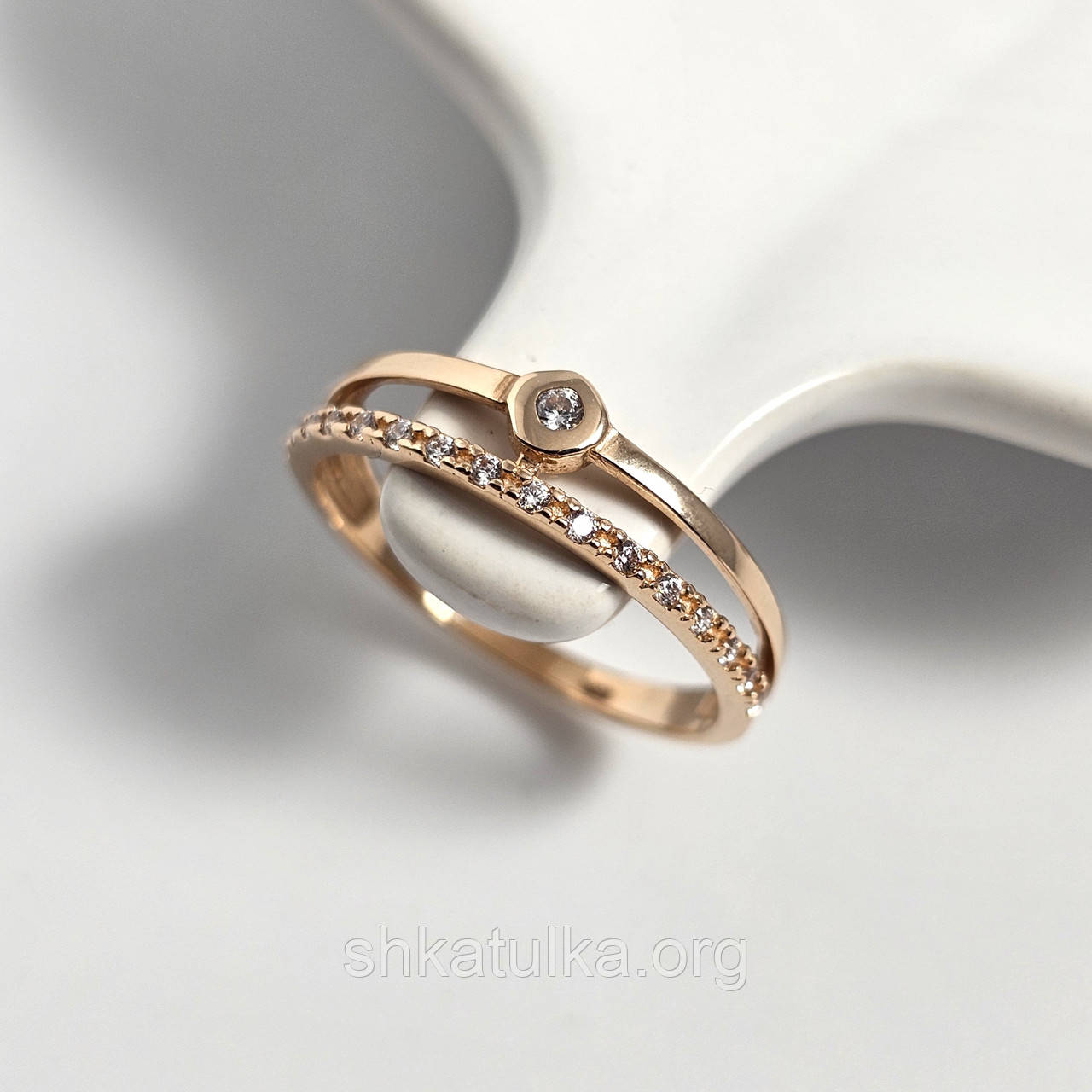 Каблучка із золота з білими круглими фіанітами подвійна 17.5, фото 1