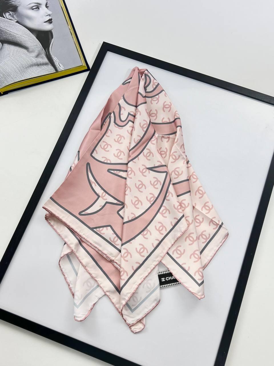 Шовкова брендова хустка Chanel Троянда 90*90 см пудровий ручна обробка краю