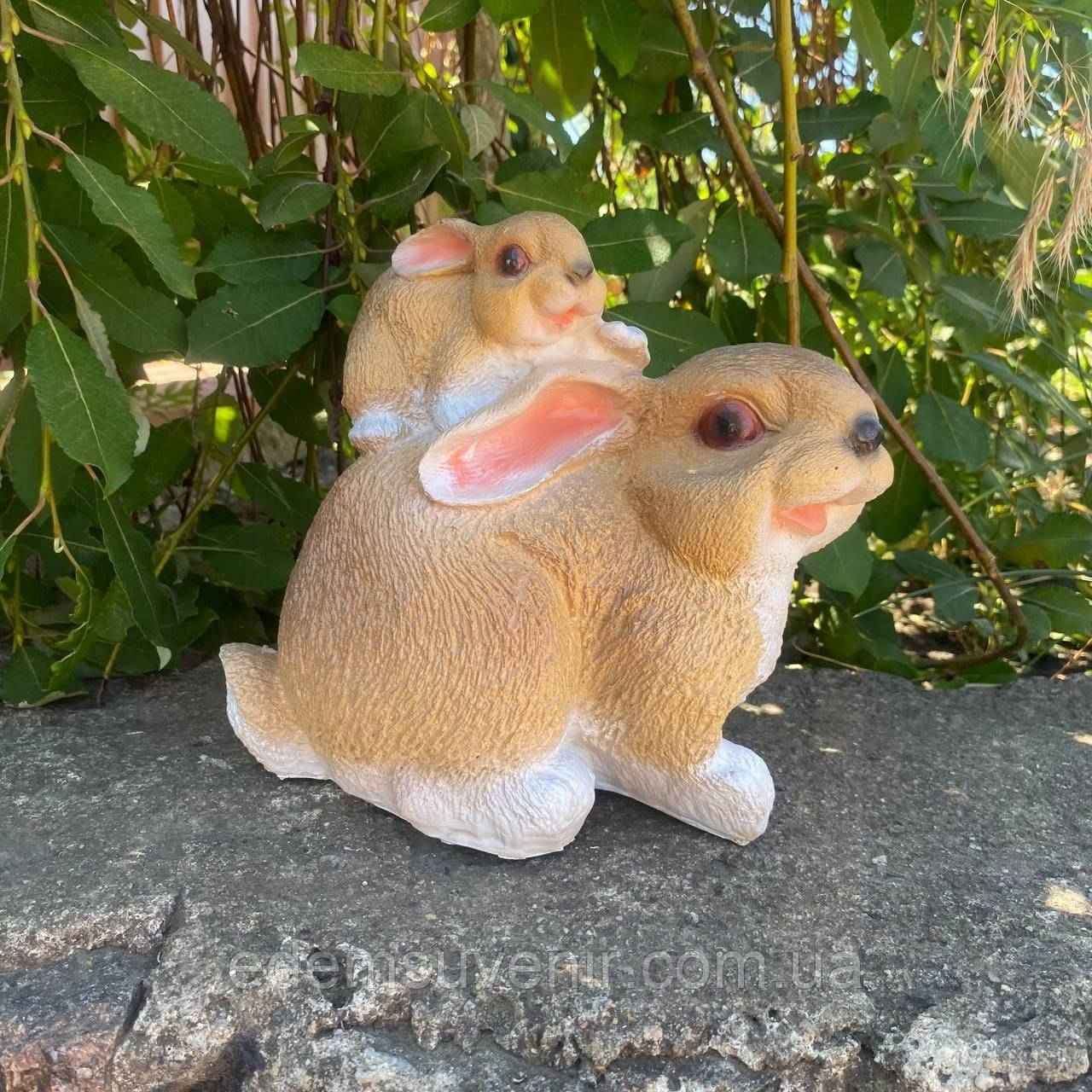 Садова фігура Сімейство зайців, коричневий колір (19×15×23 см), садові фігури з полістоуну, садово-паркові фігури, фото 1