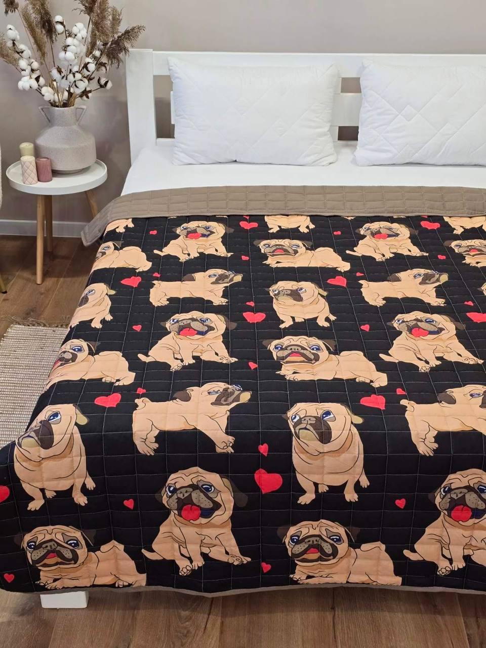 Покривало стьобане бавовняне на дитяче ліжко 150*210 см з Мопсами, фото 1