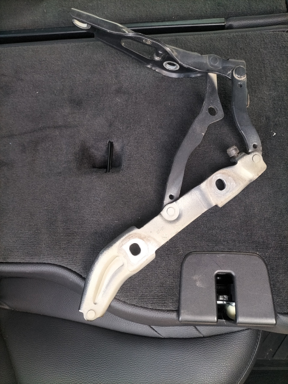 Петля кришки багажника права BMW 7060628