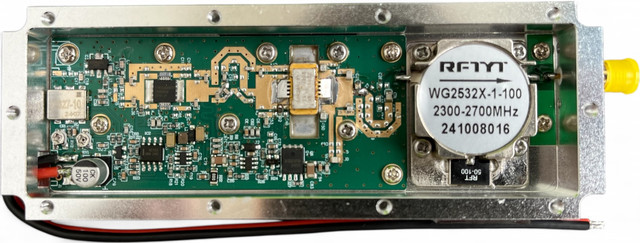 Внутрішня плата модуля Titan-GaN 50 Вт (2250–2400 МГц) з GaN-HEMT каскадом та феритовим циркулятором RFTYI 150 Вт.