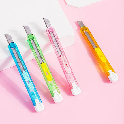 Ніж канцелярський Deli 2054 мікс 9мм пластик, кольоровий корпус, фото 2