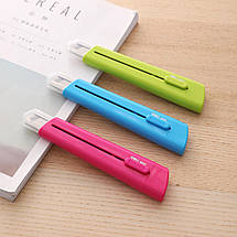 Ніж канцелярський Deli 2040 мікс, лезо 18мм, пластик корпус, захисний ковпачок, фото 3