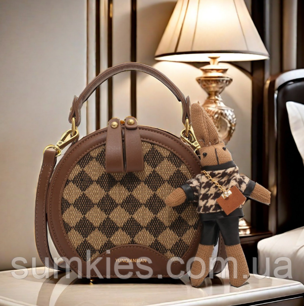 Жіноча кругла сумка з зайчиком брелка, жіноча кругла сумочка на плече з зайчиком, фото 1