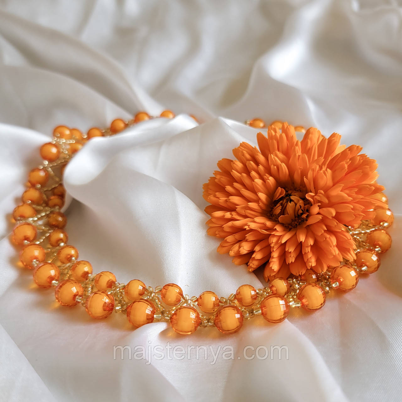 Намисто з бісеру та намистин в жовто-гарячих тонах