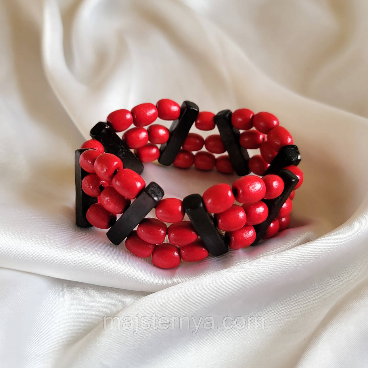 Браслет з дерев'яних намистин в три ряди