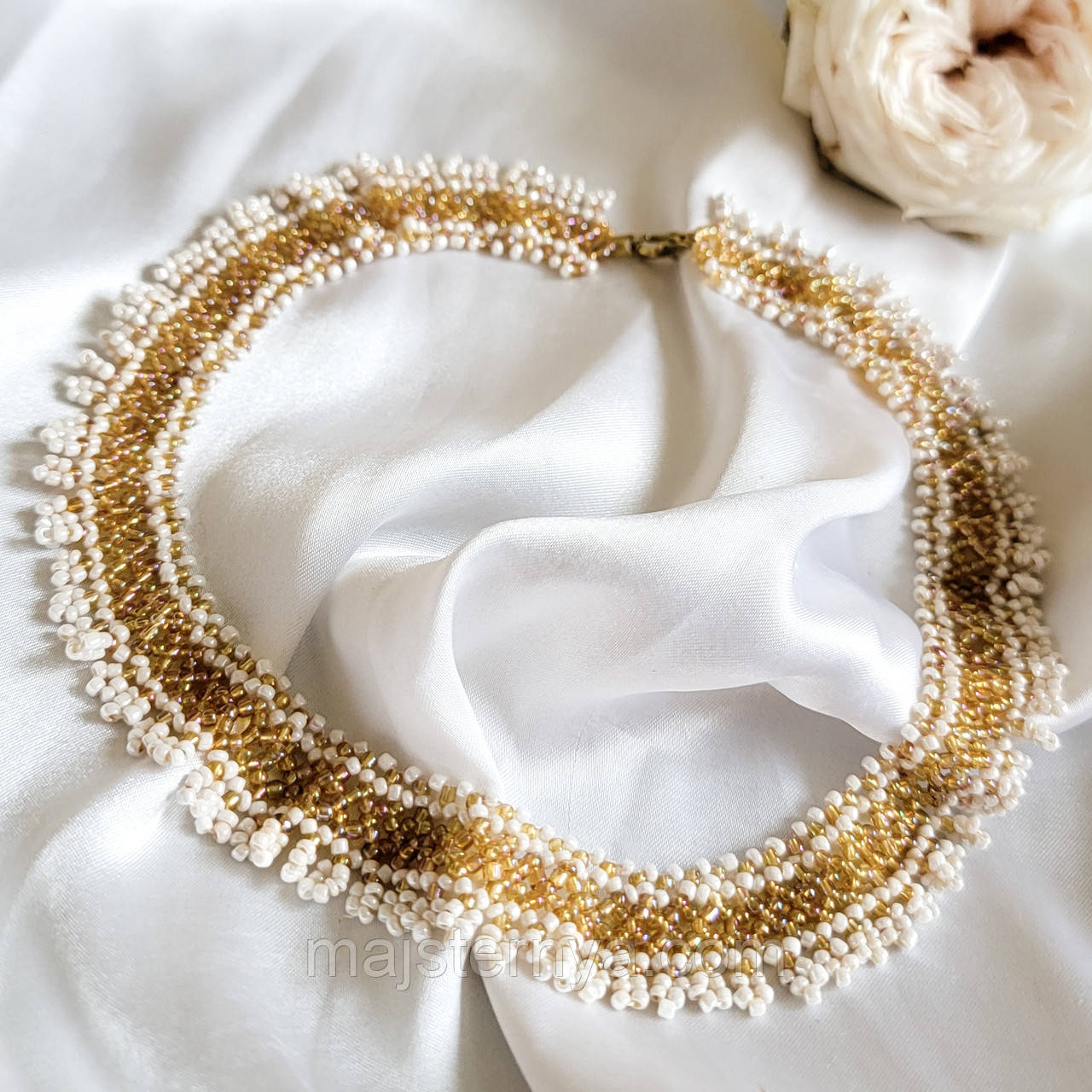Гердан, намисто ручної роботи з бісеру білого та золотого кольорів