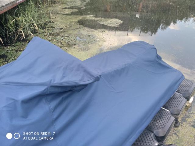 тент для стоянки аквабайка в порту дюнкерк тент для зберігання водного мотоцикла на березі брюгге