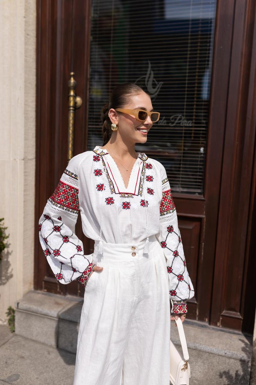 Вишита блуза з мереживними вставками молочна