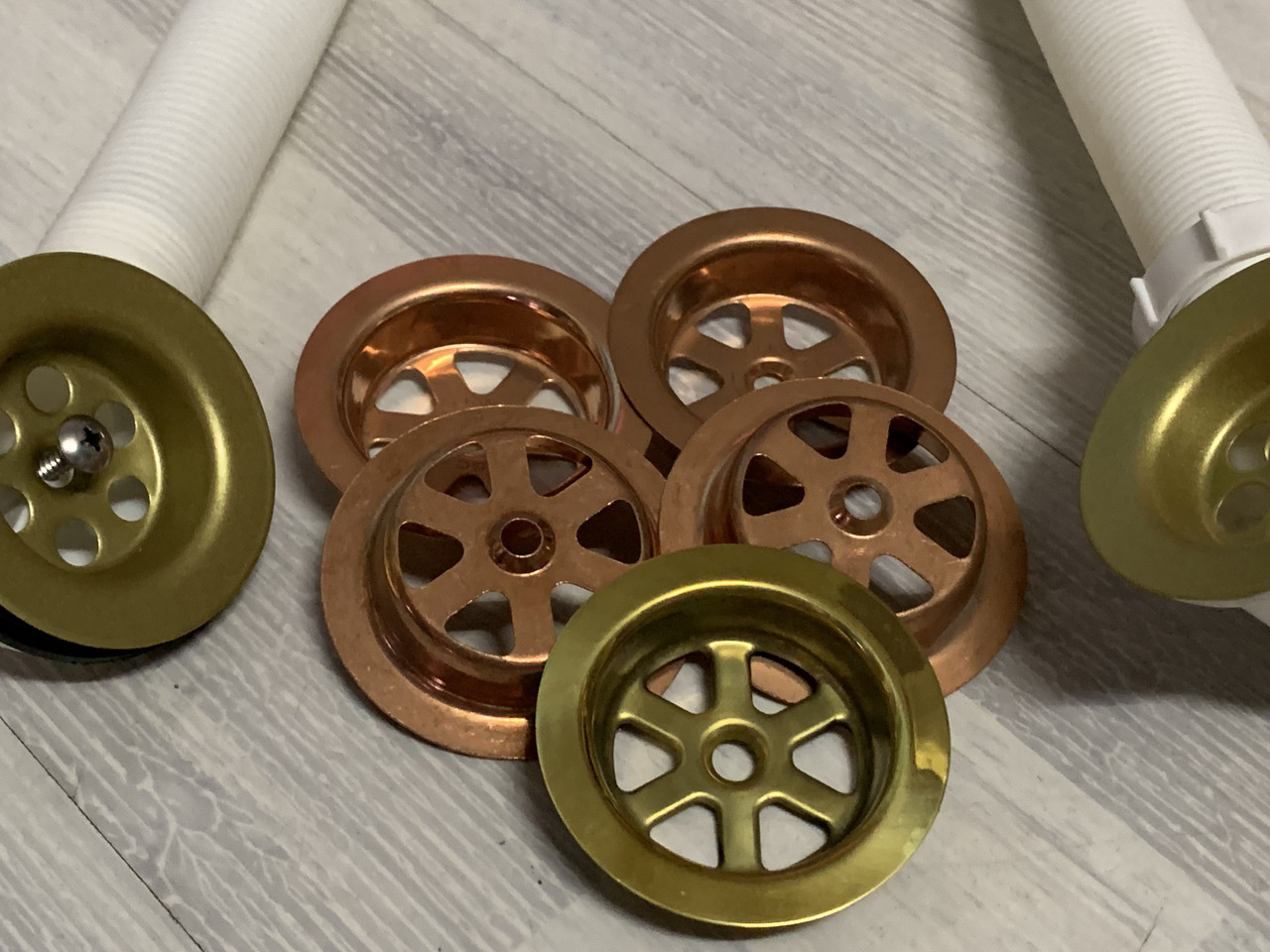 Сітка мідна (корка, сміттєзбірник) у кольорі темна мідь на сифон діаметром 70 мм