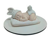 Шоколадна фігурка «Малюк на подушці» біла