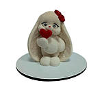 Шоколадна фігурка «Зайченя з червоним серденьком»