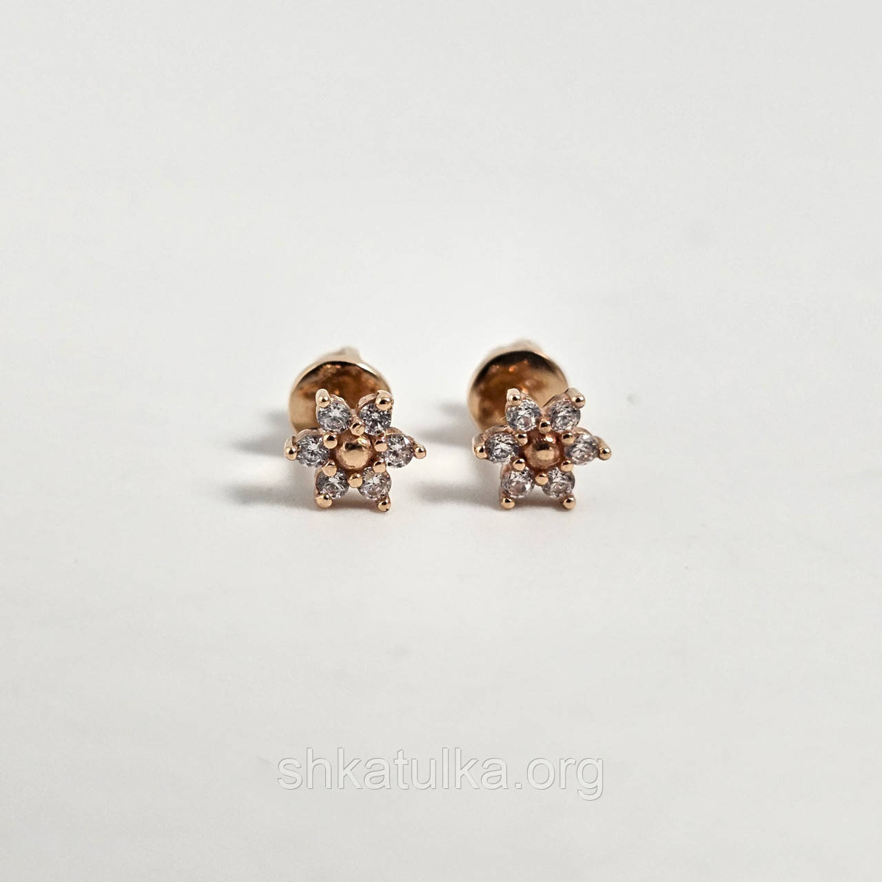 Сережки вкрутки золоті квіточки з круглими білими фіанітами, фото 1