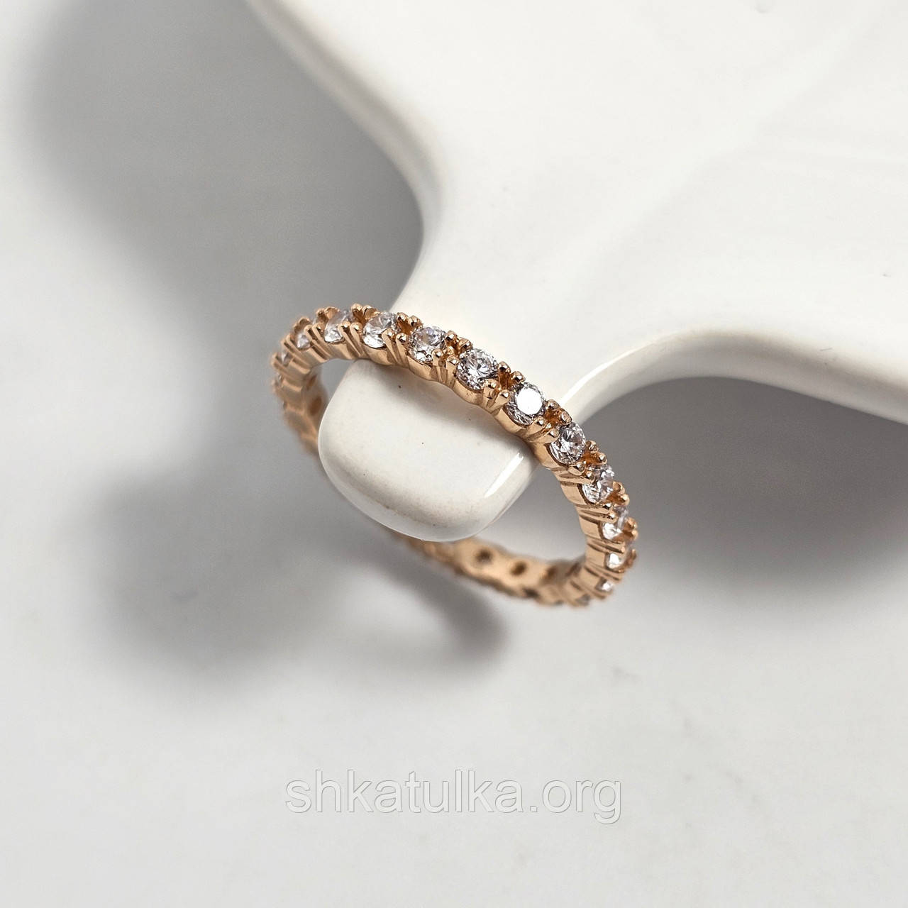 Каблучка із золота класична з доріжкою білих круглих фіанітів 17, фото 1