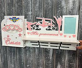 Медальниця для гімнастики з поличкою для кубків. Холдер для гімнастки. Медальниця на замовлення. Полиця для нагород