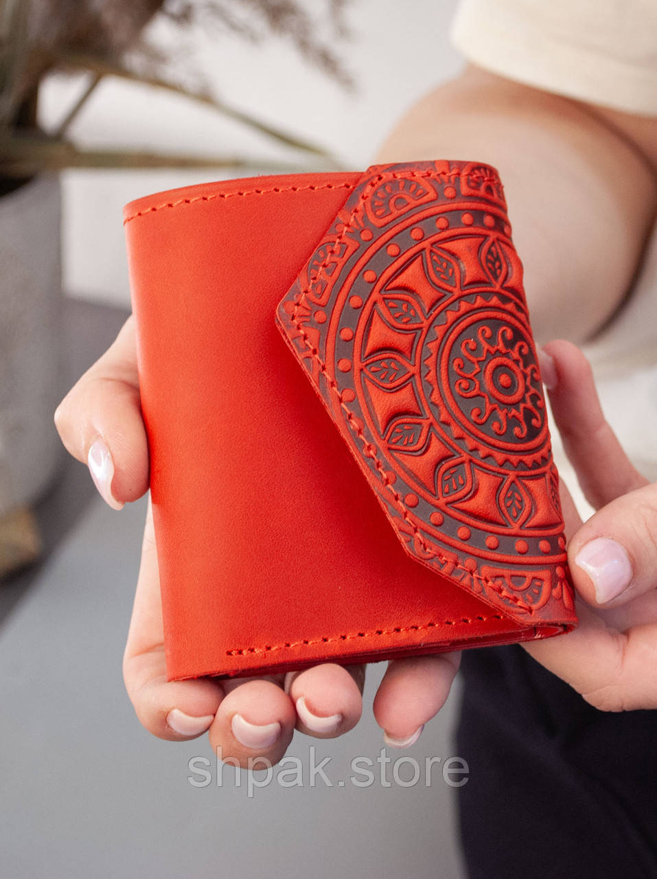 Маленький червоний гаманець жіночий з тисненням Сонечно, фото 1