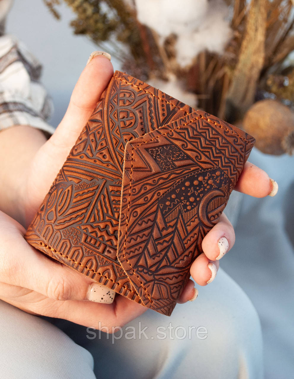Маленький жіночий гаманець з тисненням Карпати рудий світло-коричневий, фото 1