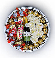 Солодкий подарунковий набір бокс з Fiorelli, шоколадними цукерками та мильними трояндами