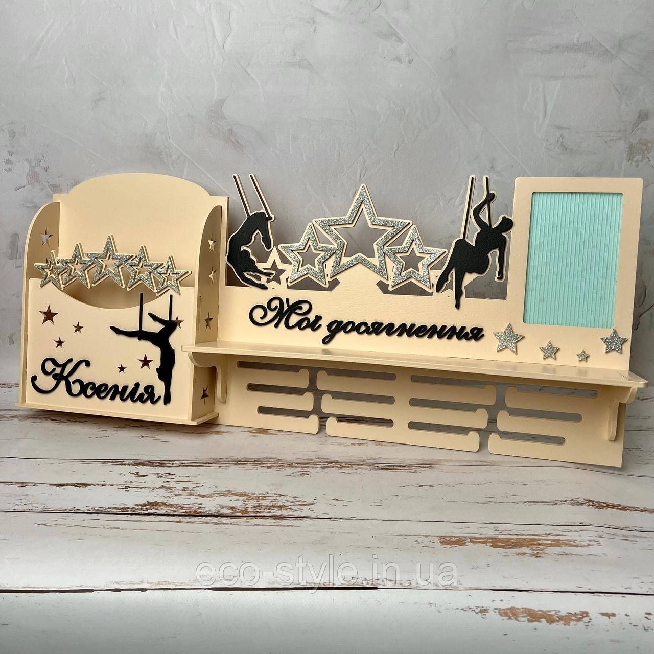 Холдер для гімнастки. Медальниця для гімнастики з поличкою для кубків. Медальниця на замовлення. Полиця для нагород, фото 1