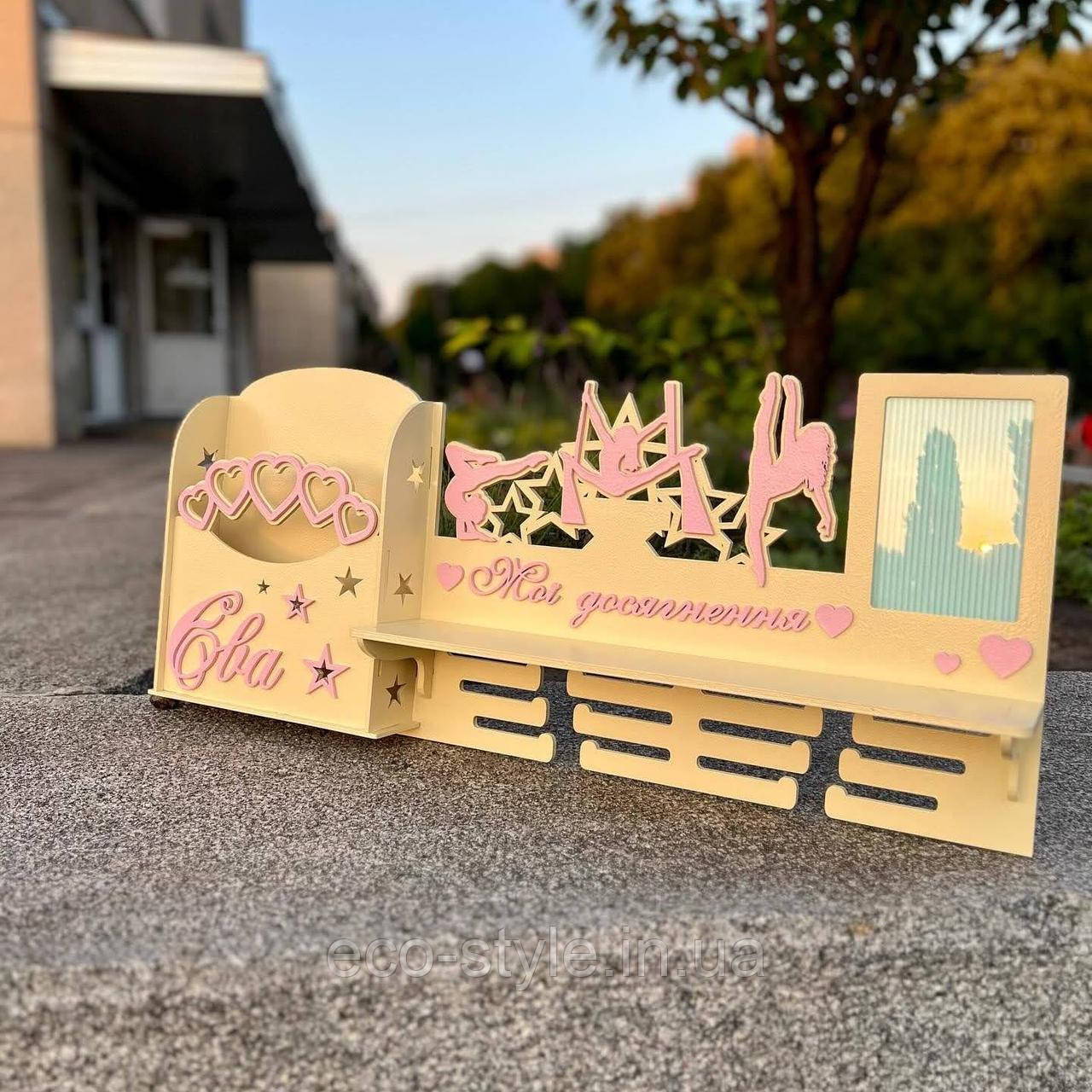 Холдер для гімнастки. Полиця для нагород. Медальниця для гімнастики з поличкою для кубків. Медальниця на замовлення, фото 1