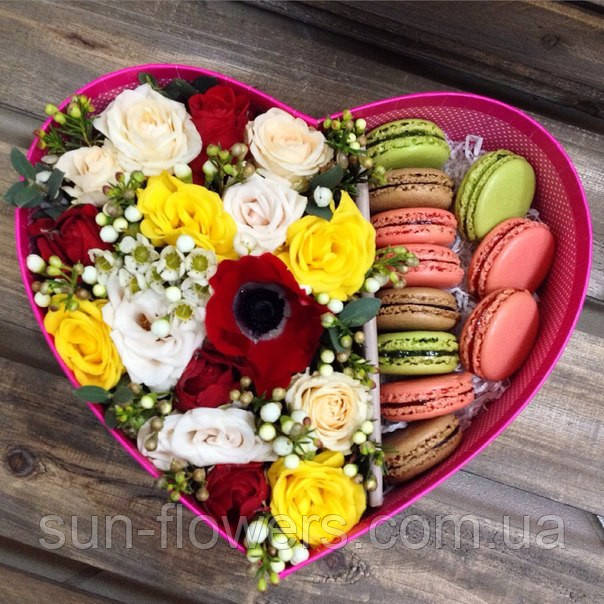 Коробка у формі серця з макаронс і квітами мікс, фото 1