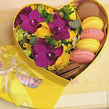 Коробка у формі серця з макаронс і квітами мікс, фото 3