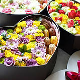 Коробка у формі серця з макаронс і квітами мікс, фото 4