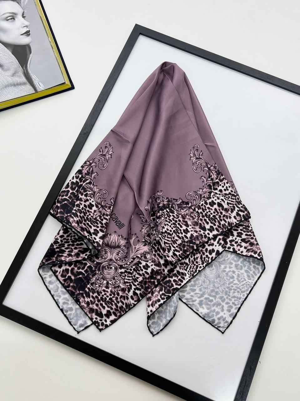 Шовкова хустка з леопрадовим принтом 90*90 см фіолетовий ручна обробка краю