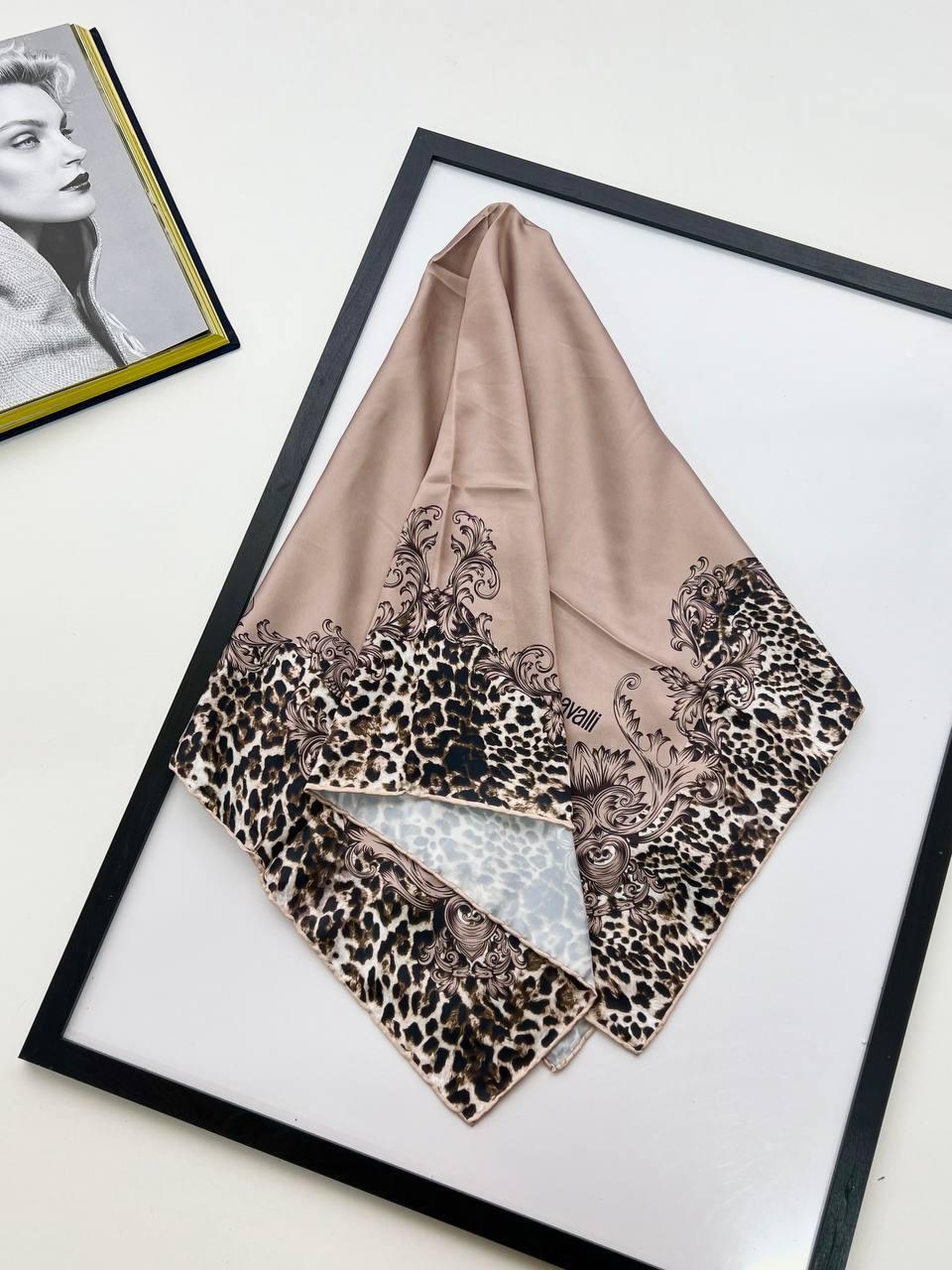 Шовкова хустка з леопрадовим принтом 90*90 см мокко ручна обробка краю