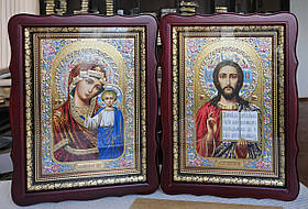 Ікони Спаситель та П.Б.Казанська в темному дерев'яному фігурному кіоті під склом, розмір 39*29, лік з квітами 20×30