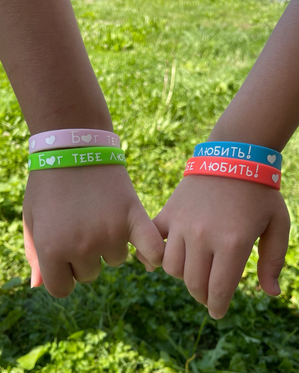 Браслет силіконовий люмінесцентний 12*202 мм - "Бог тебе любить!"