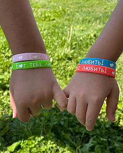 Браслет силіконовий люмінесцентний 12*202 мм - "Бог тебе любить!"