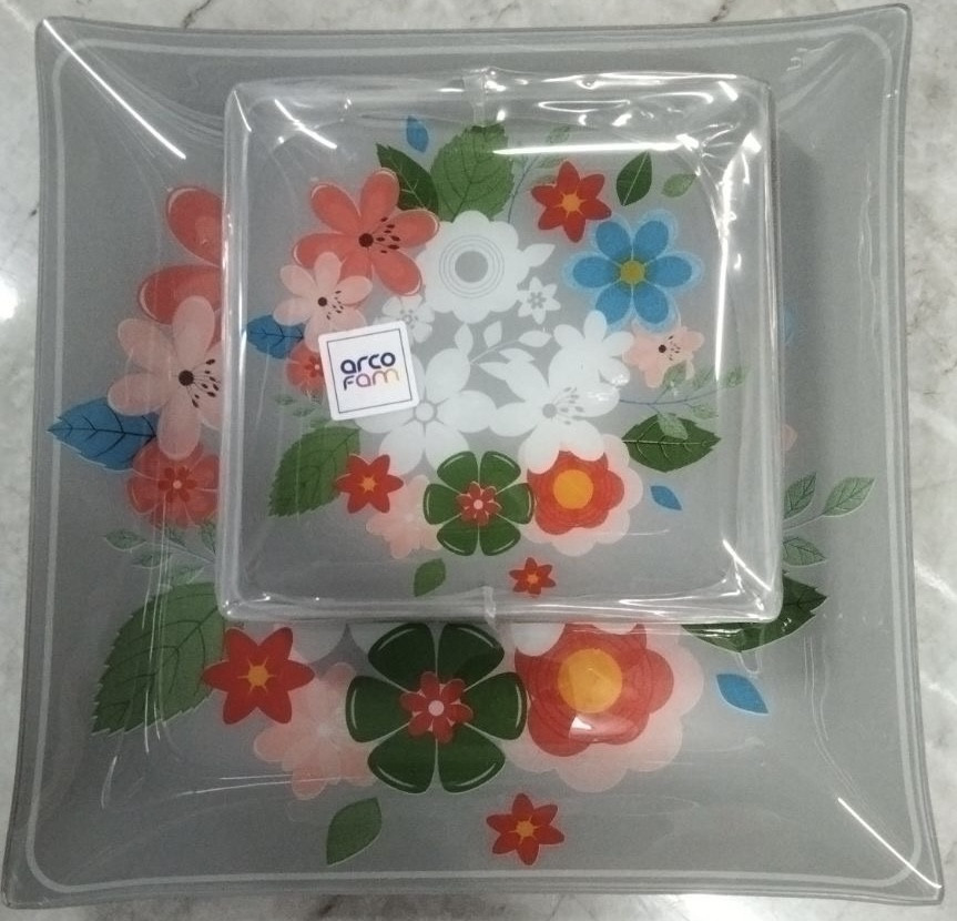 Набір квадратних тарілок в коробці