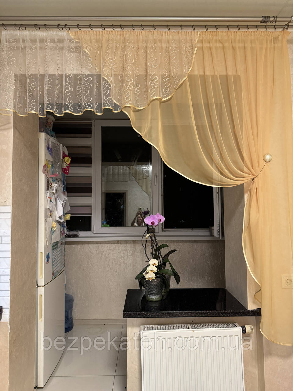 Золотиста коротка асиметрична тюль в кухню до підвіконня на одну сторону. Красива кухонна тюль. Арка на кухню, фото 1